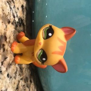 I am selling LPS walking cat #2034